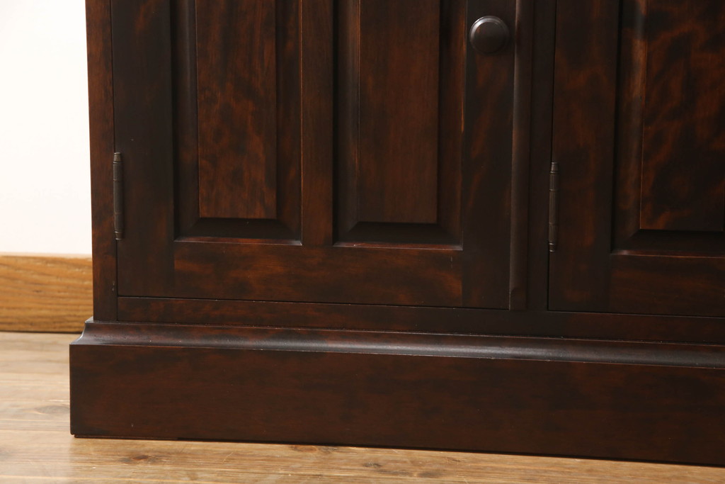 中古　神居民芸家具　天板リメイク・ヒノキ天板　シックなお部屋におすすめなサイドボード(収納棚、戸棚、サイドキャビネット、食器棚)(R-066495)