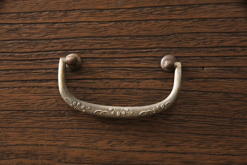 桐箪笥を収納棚にリメイク!1、2段目の引き出しはフラップ式の収納に変更。フラップ式扉にはモールガラスをはめ込み、下部のオープンラックは新規製作。前面のみ浮造り加工。