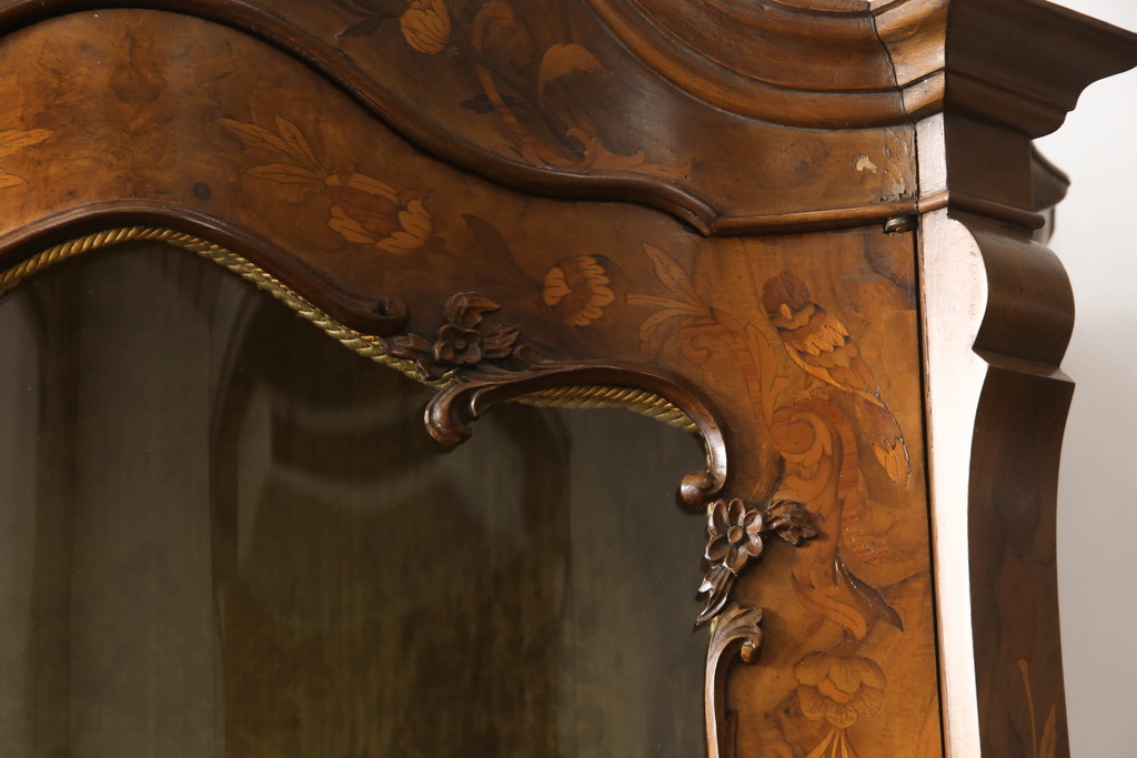 イタリアアンティーク　ペイント仕上げ限定　クラシカルなデザインが素敵なロココキャビネット(サイドキャビネット、ガラスケース、ショーケース、飾り棚、戸棚、収納棚)(R-070432)