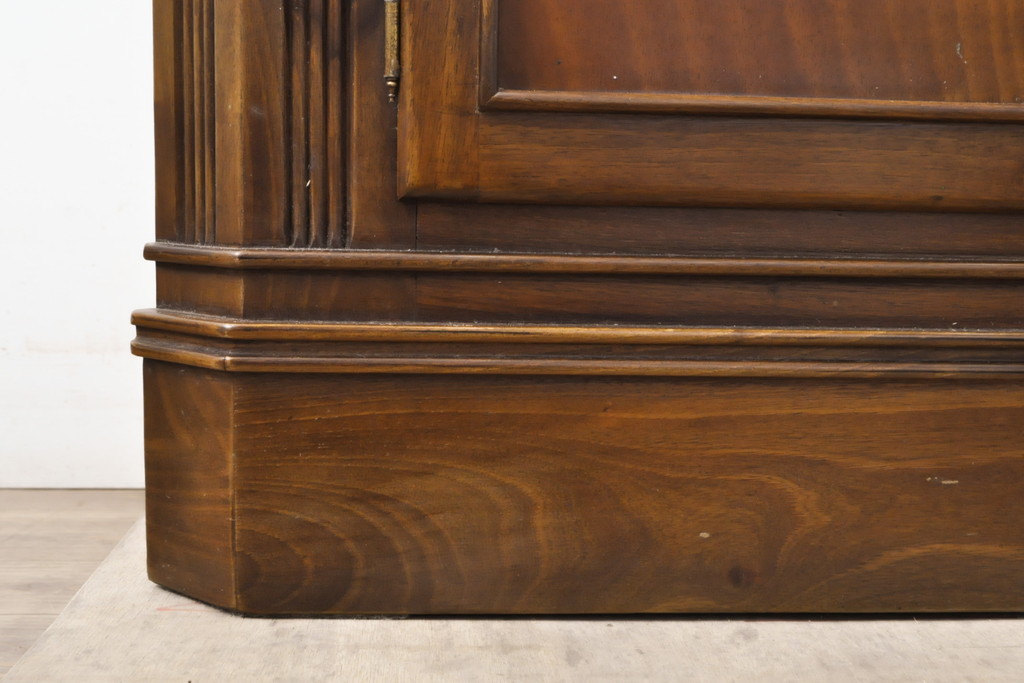 中古　美品　バロッサバレンティ(VARO,S.A. VALENTI)　クラシカルで品のある佇まいが魅力的なコーナーキャビネット(飾り棚、戸棚、収納棚)(R-058735)