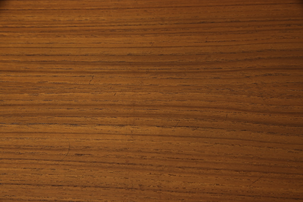デンマークビンテージ　チーク材　北欧テイストの部屋づくりにぴったり!!木の温もり感じさせる洗練されたフォルムのサイドボード(サイドキャビネット、収納棚、戸棚、ヴィンテージ)(R-061398)