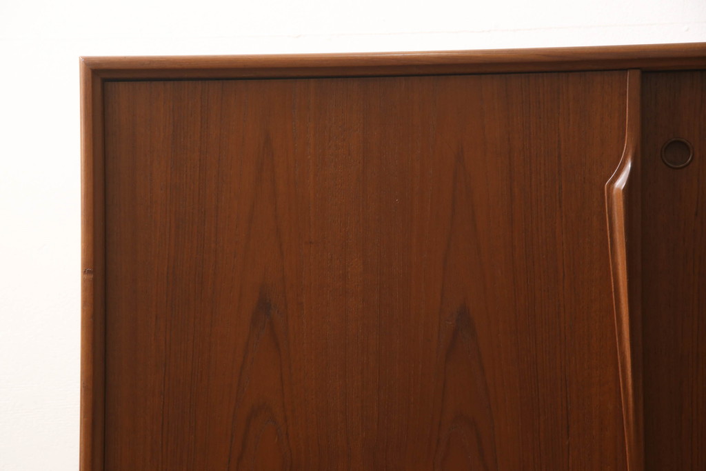デンマークビンテージ　チーク材　北欧テイストの部屋づくりにぴったり!!木の温もり感じさせる洗練されたフォルムのサイドボード(サイドキャビネット、収納棚、戸棚、ヴィンテージ)(R-061398)