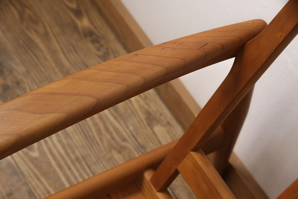 中古　宮崎椅子製作所　細身の美しいチェリー材のフレームが印象的なペーパーナイフソファ(3人掛けソファ、アームソファ)(R-053155)