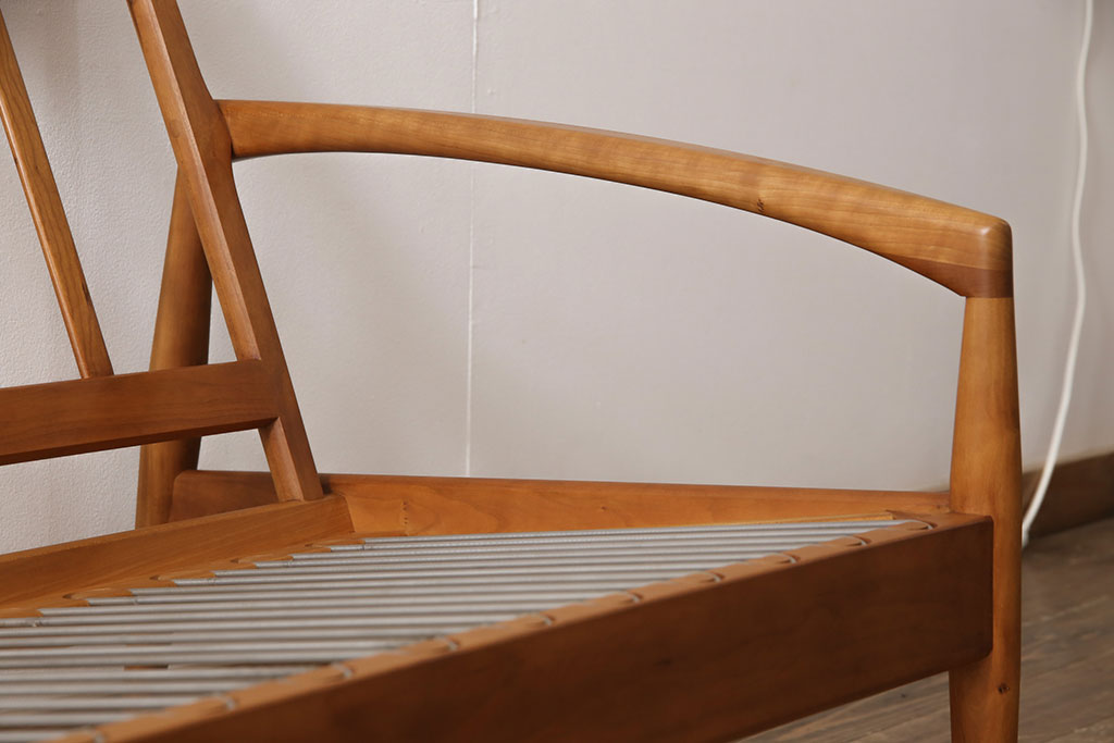 中古　宮崎椅子製作所　細身の美しいチェリー材のフレームが印象的なペーパーナイフソファ(3人掛けソファ、アームソファ)(R-053155)