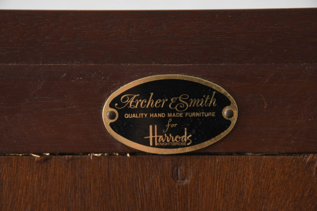 イギリスビンテージ　美品　高品質の手作り品!!　Archer&Smith(アーチャー&スミス)　マホガニー材　エレガントなデザインが美しい照明付きの三面ガラスキャビネット(キュリオケース、ガラスケース、ショーケース、コレクションケース、ディスプレイケース、飾り棚、陳列棚、戸棚、収納棚、店舗什器、英国、ヴィンテージ)(R-081245)