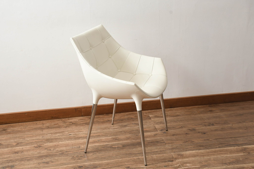 中古　展示品　超美品　Cassinaixc.(カッシーナイクスシー)　Philippe Starck(フィリップ・スタルク)　246　PASSION(パシオン)　本革　丸みのあるボディと華奢な脚のバランスが美しいアームチェア(ダイニングチェア、椅子、イス、レザー)(定価約21万円)(R-060985)