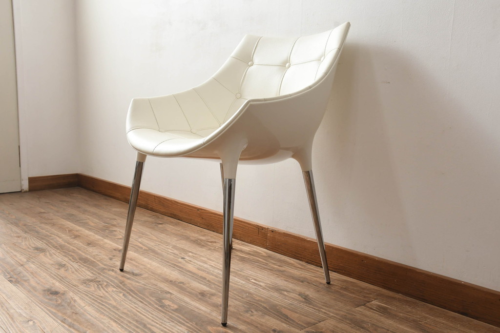 中古　展示品　超美品　Cassinaixc.(カッシーナイクスシー)　Philippe Starck(フィリップ・スタルク)　246　PASSION(パシオン)　本革　丸みのあるボディと華奢な脚のバランスが美しいアームチェア(ダイニングチェア、椅子、イス、レザー)(定価約21万円)(R-060985)
