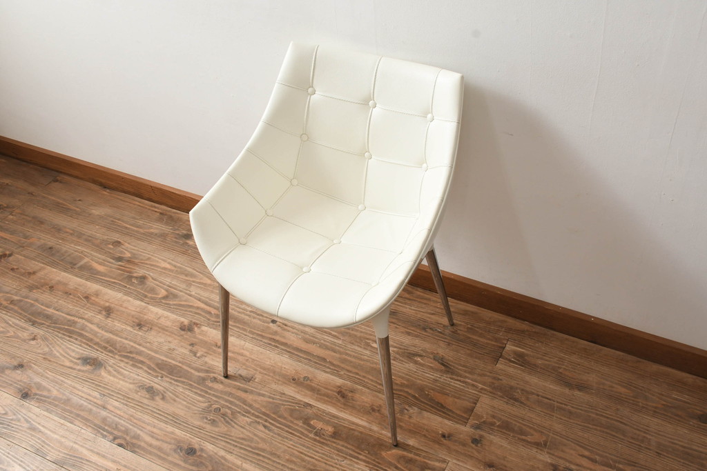 中古　展示品　超美品　Cassinaixc.(カッシーナイクスシー)　Philippe Starck(フィリップ・スタルク)　246　PASSION(パシオン)　本革　丸みのあるボディと華奢な脚のバランスが美しいアームチェア(ダイニングチェア、椅子、イス、レザー)(定価約21万円)(R-060985)