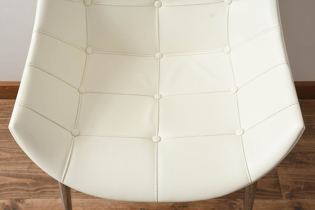 中古　展示品　超美品　Cassinaixc.(カッシーナイクスシー)　Philippe Starck(フィリップ・スタルク)　246　PASSION(パシオン)　本革　丸みのあるボディと華奢な脚のバランスが美しいアームチェア(ダイニングチェア、椅子、イス、レザー)(定価約21万円)(R-060985)