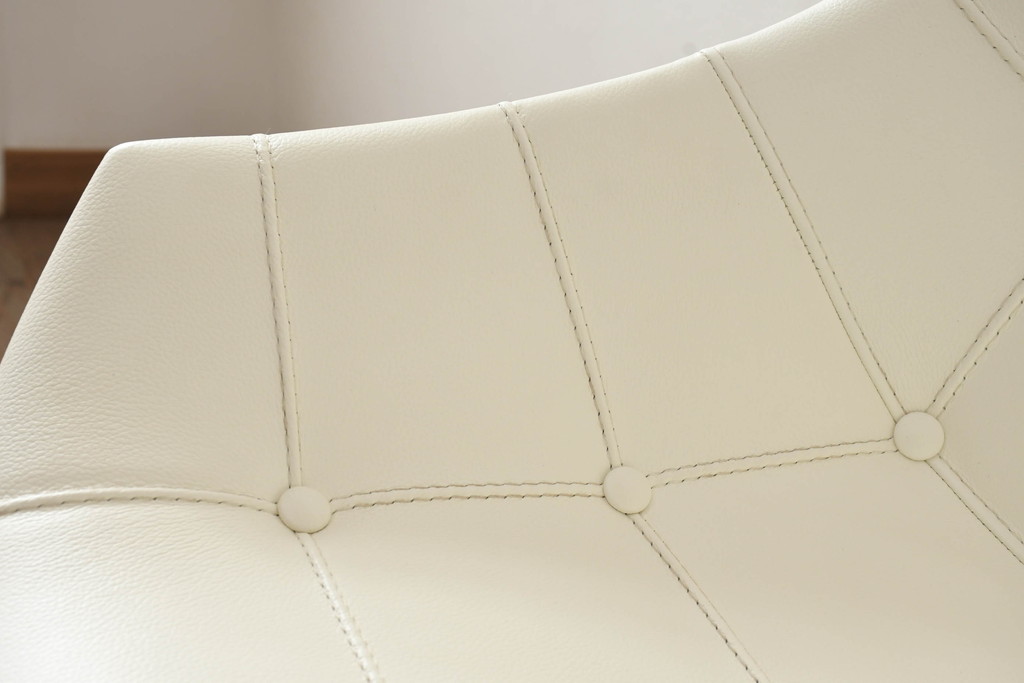 中古　展示品　超美品　Cassinaixc.(カッシーナイクスシー)　Philippe Starck(フィリップ・スタルク)　246　PASSION(パシオン)　本革　丸みのあるボディと華奢な脚のバランスが美しいアームチェア(ダイニングチェア、椅子、イス、レザー)(定価約21万円)(R-060985)
