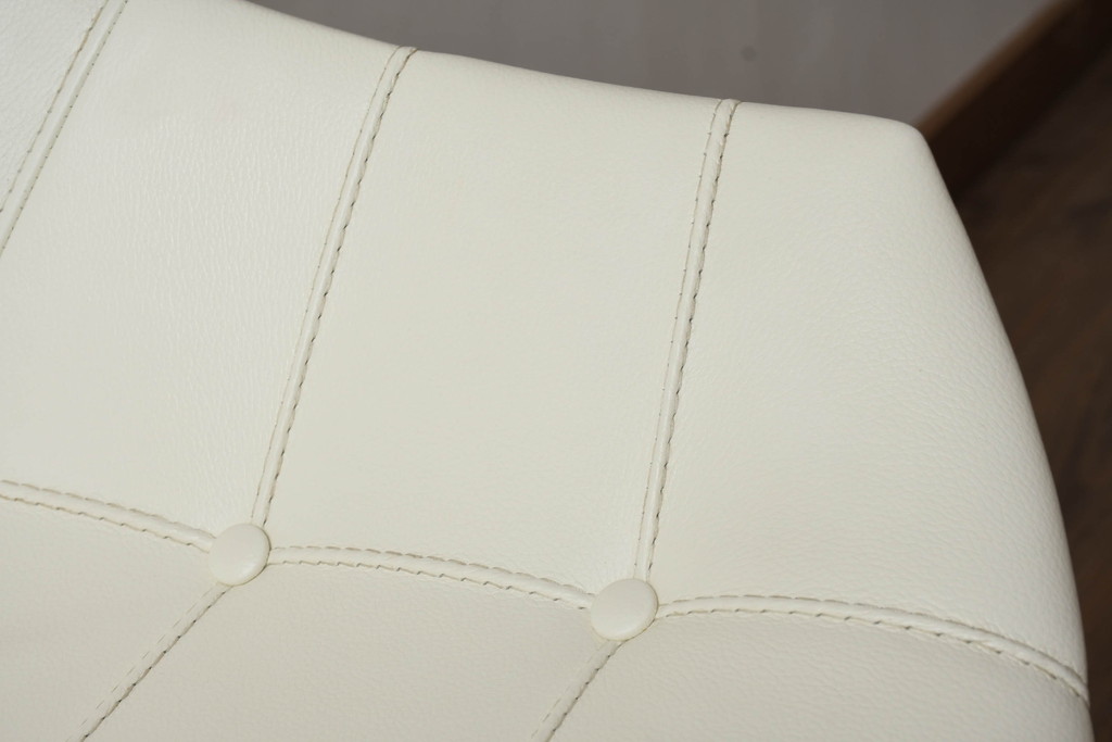 中古　展示品　超美品　Cassinaixc.(カッシーナイクスシー)　Philippe Starck(フィリップ・スタルク)　246　PASSION(パシオン)　本革　丸みのあるボディと華奢な脚のバランスが美しいアームチェア(ダイニングチェア、椅子、イス、レザー)(定価約21万円)(R-060985)
