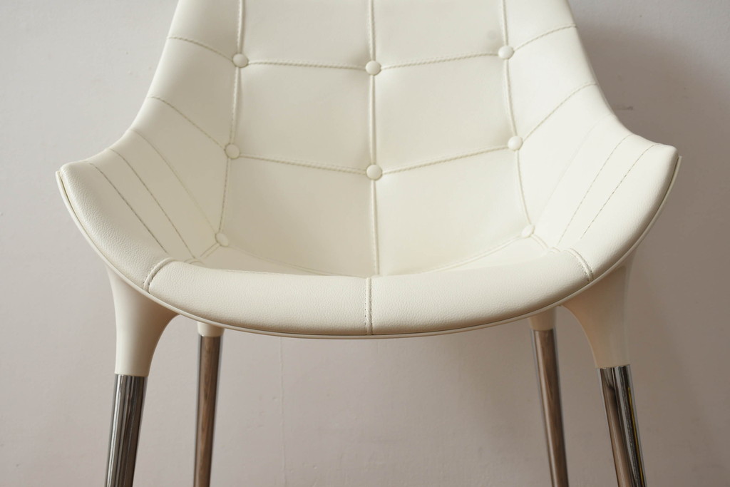 中古　展示品　超美品　Cassinaixc.(カッシーナイクスシー)　Philippe Starck(フィリップ・スタルク)　246　PASSION(パシオン)　本革　丸みのあるボディと華奢な脚のバランスが美しいアームチェア(ダイニングチェア、椅子、イス、レザー)(定価約21万円)(R-060985)