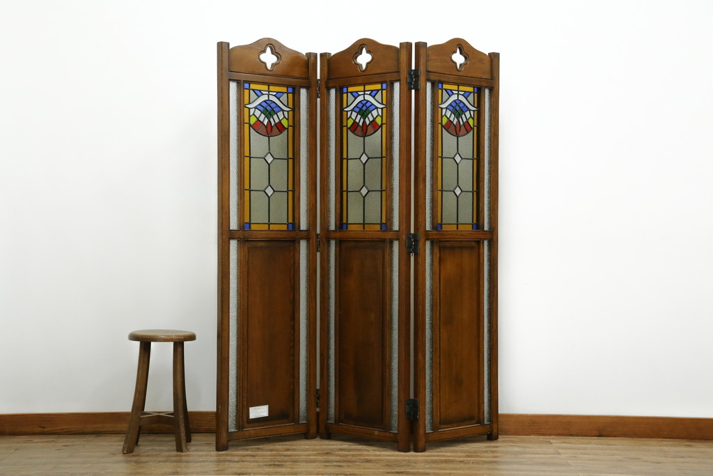 中古　美品　鮮やかで美しいステンドグラス入りの3連衝立て(つい立て、衝い立て、パーテーション、スクリーン、間仕切り、店舗什器)(R-084251)