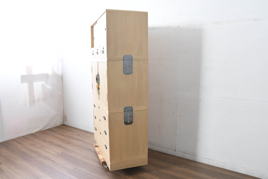 中古　衣装盆付き　上品な金具の意匠が目を引く加茂総桐箪笥(並厚、桐たんす、衣装箪笥、収納箪笥、着物箪笥、引き出し、和タンス、チェスト、バラ売り可能)(R-084444)