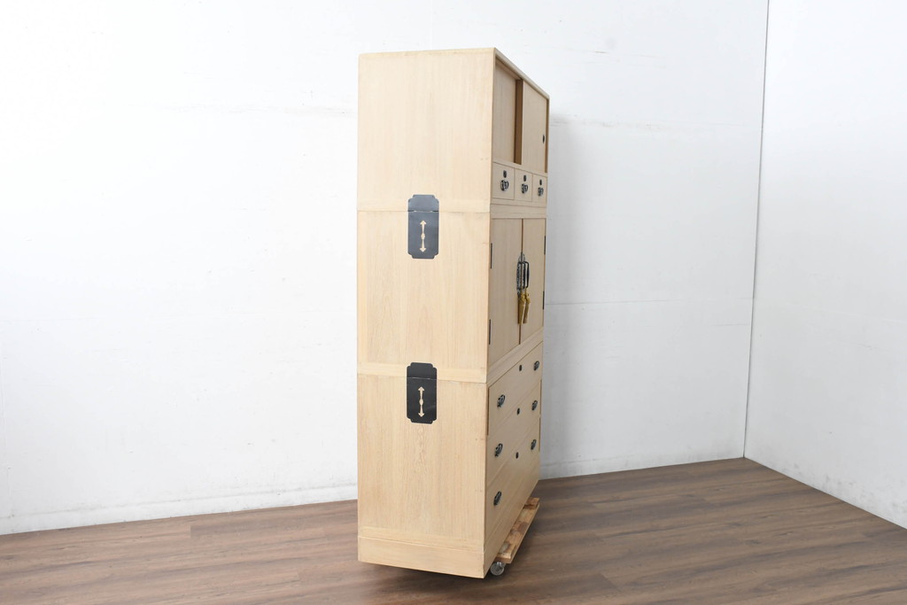 中古　衣装盆付き　上品な金具の意匠が目を引く加茂総桐箪笥(並厚、桐たんす、衣装箪笥、収納箪笥、着物箪笥、引き出し、和タンス、チェスト、バラ売り可能)(R-084444)