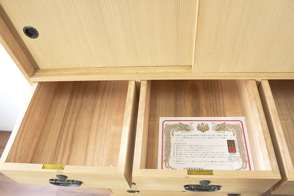 中古　衣装盆付き　上品な金具の意匠が目を引く加茂総桐箪笥(並厚、桐たんす、衣装箪笥、収納箪笥、着物箪笥、引き出し、和タンス、チェスト、バラ売り可能)(R-084444)