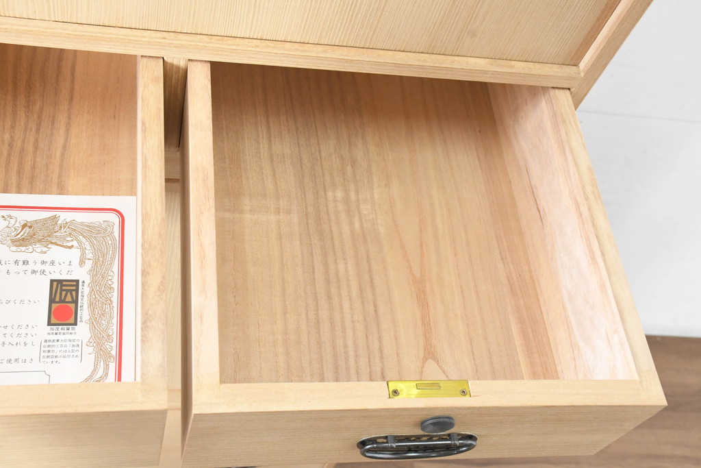 中古　衣装盆付き　上品な金具の意匠が目を引く加茂総桐箪笥(並厚、桐たんす、衣装箪笥、収納箪笥、着物箪笥、引き出し、和タンス、チェスト、バラ売り可能)(R-084444)