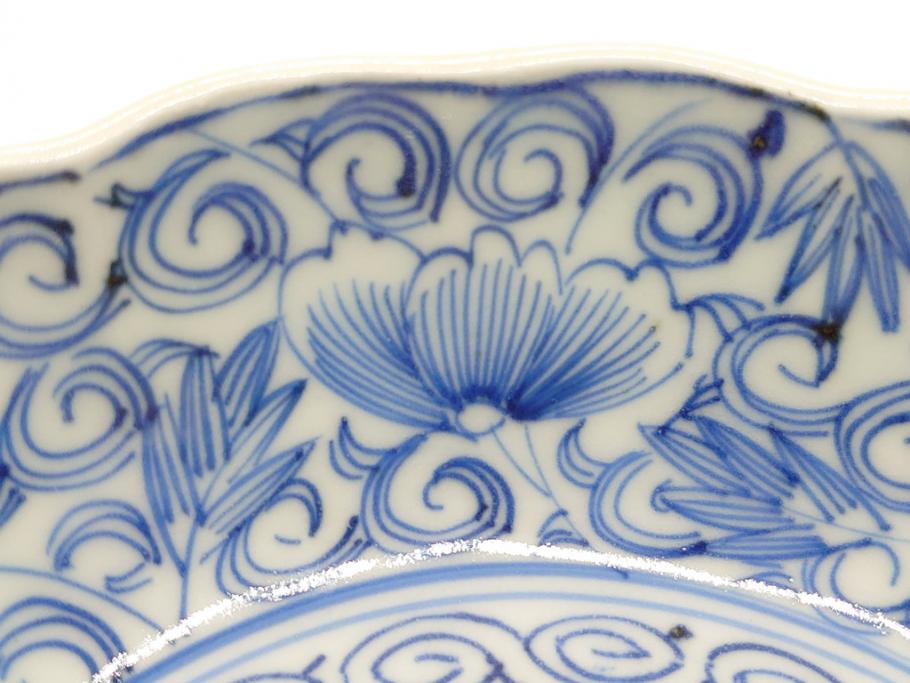 幕末期 伊万里焼 染付 線描き 花唐草文 5寸 約15.5cm 手描きの 幕末期 伊万里焼 染付 線描き 花唐草文 5寸 約15.5cm 手描きの