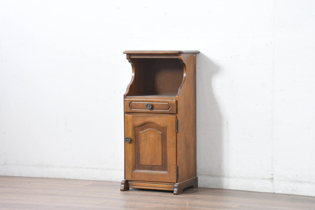 中古　美品　オールドカリモク　カリモク家具(karimoku)　COLONIAL(コロニアル)シリーズ　クラシカルな佇まいの電話台(花台、飾り台、サイドキャビネット)(R-084514)