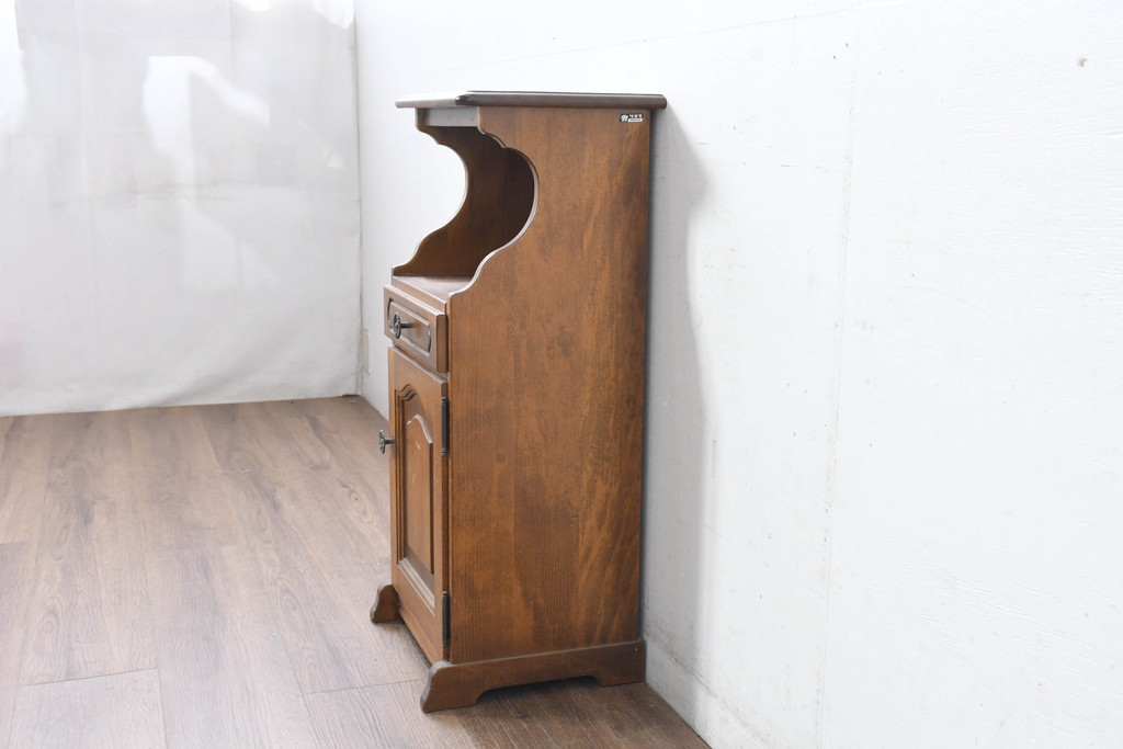 中古　美品　オールドカリモク　カリモク家具(karimoku)　COLONIAL(コロニアル)シリーズ　クラシカルな佇まいの電話台(花台、飾り台、サイドキャビネット)(R-084514)