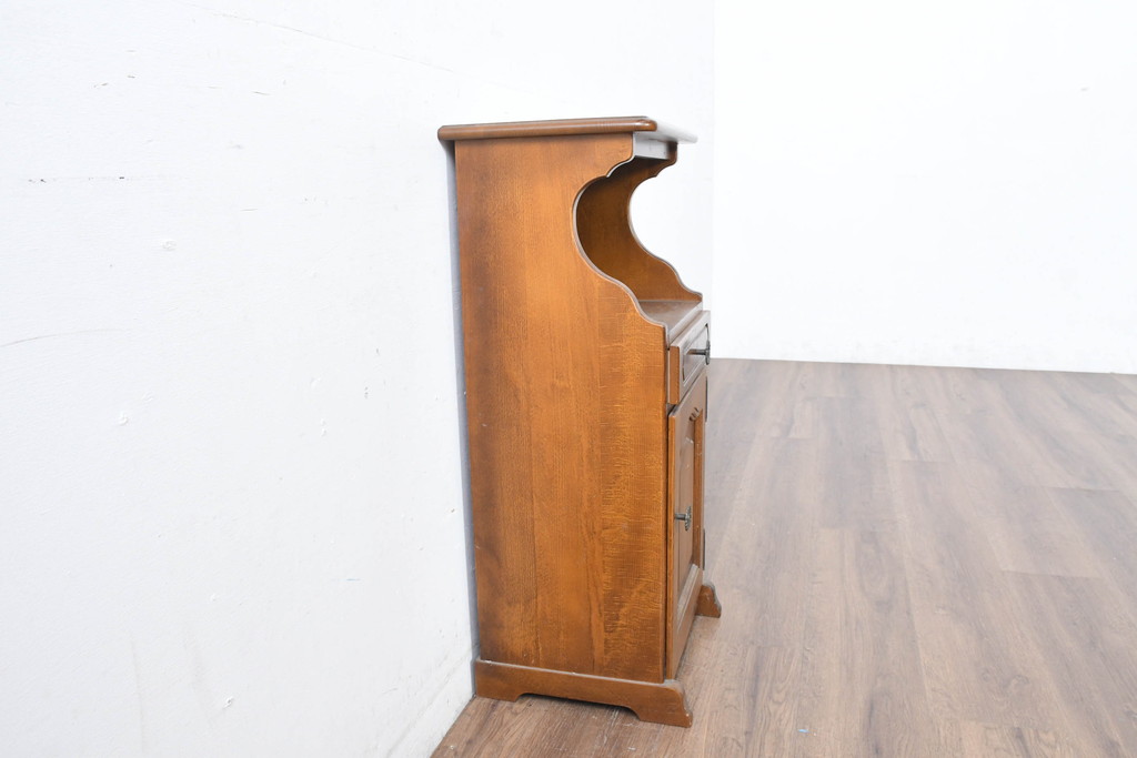 中古　美品　オールドカリモク　カリモク家具(karimoku)　COLONIAL(コロニアル)シリーズ　クラシカルな佇まいの電話台(花台、飾り台、サイドキャビネット)(R-084514)