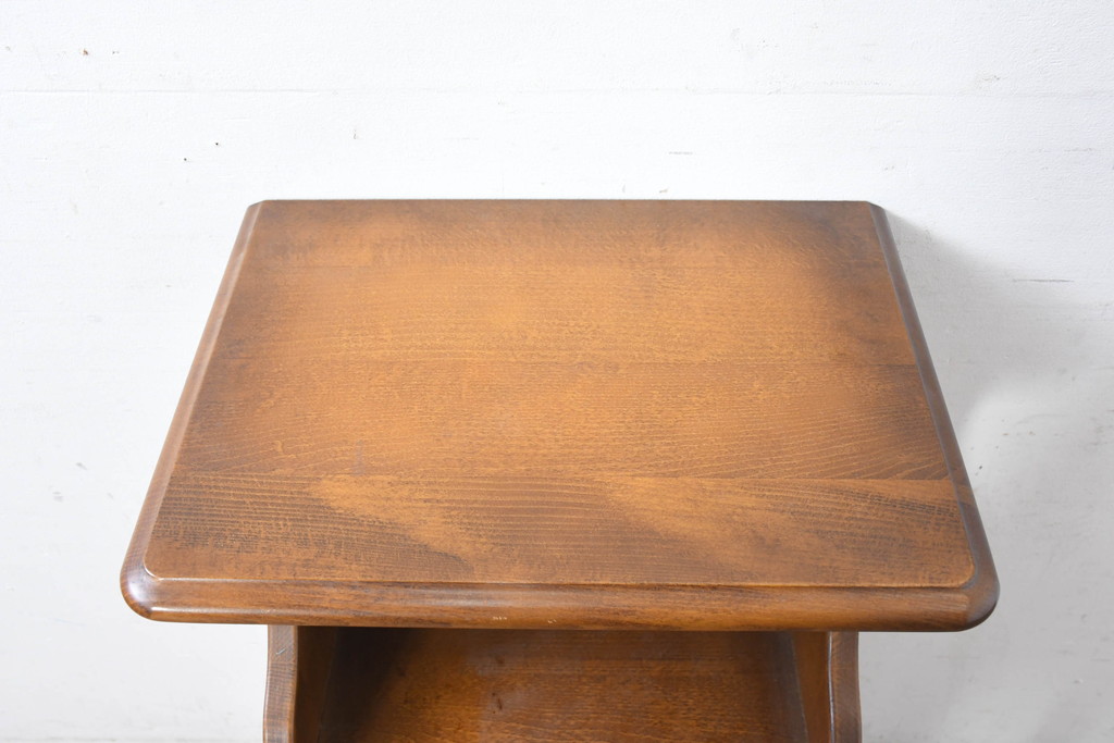 中古　美品　オールドカリモク　カリモク家具(karimoku)　COLONIAL(コロニアル)シリーズ　クラシカルな佇まいの電話台(花台、飾り台、サイドキャビネット)(R-084514)