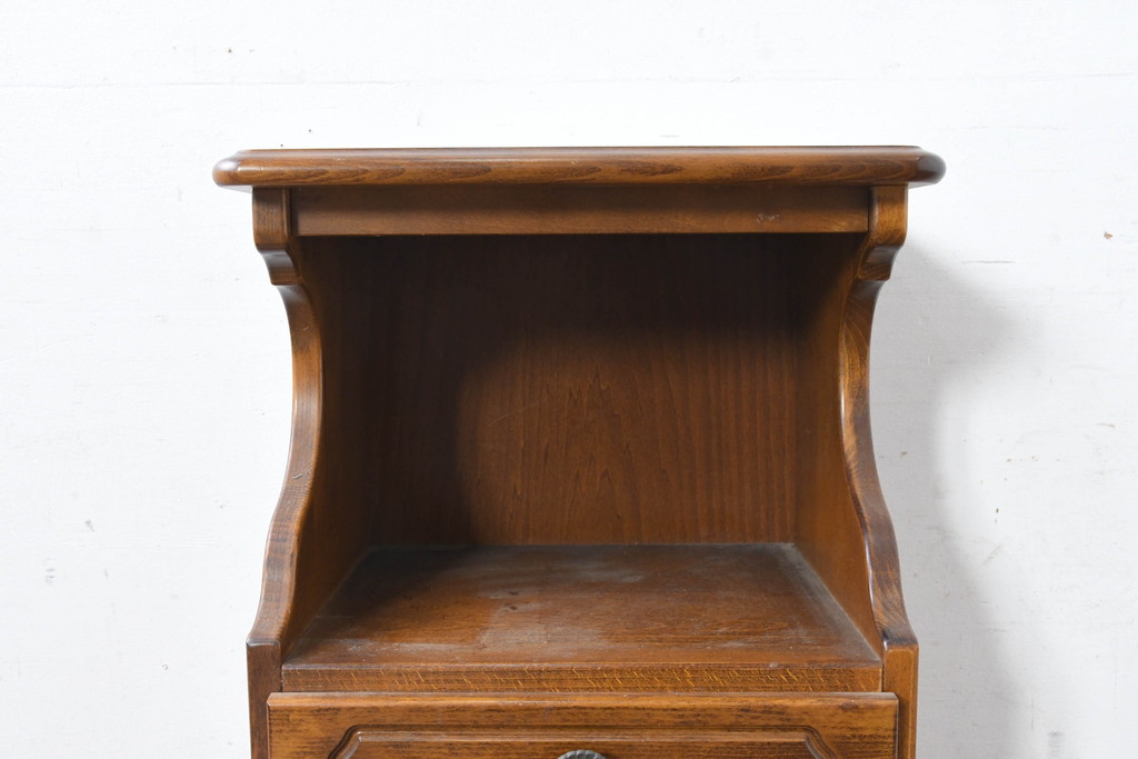 中古　美品　オールドカリモク　カリモク家具(karimoku)　COLONIAL(コロニアル)シリーズ　クラシカルな佇まいの電話台(花台、飾り台、サイドキャビネット)(R-084514)
