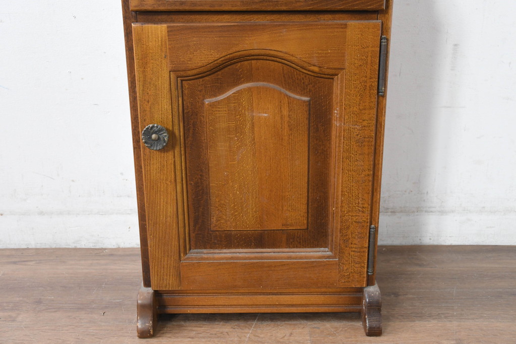 中古　美品　オールドカリモク　カリモク家具(karimoku)　COLONIAL(コロニアル)シリーズ　クラシカルな佇まいの電話台(花台、飾り台、サイドキャビネット)(R-084514)