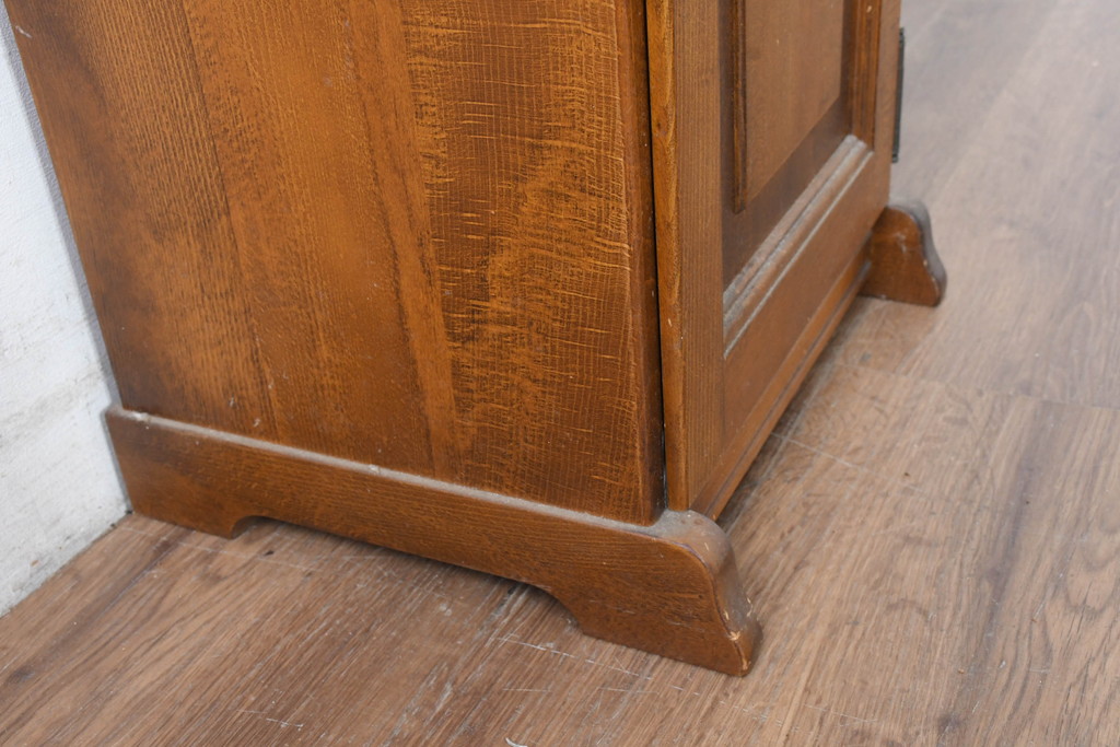 中古　美品　オールドカリモク　カリモク家具(karimoku)　COLONIAL(コロニアル)シリーズ　クラシカルな佇まいの電話台(花台、飾り台、サイドキャビネット)(R-084514)