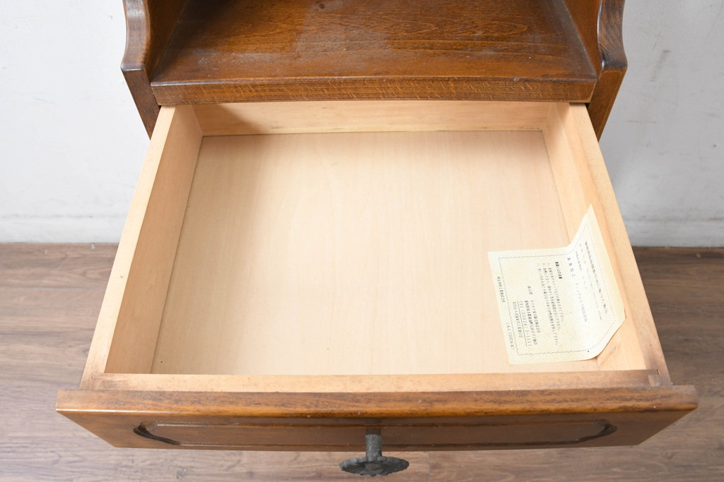 中古　美品　オールドカリモク　カリモク家具(karimoku)　COLONIAL(コロニアル)シリーズ　クラシカルな佇まいの電話台(花台、飾り台、サイドキャビネット)(R-084514)