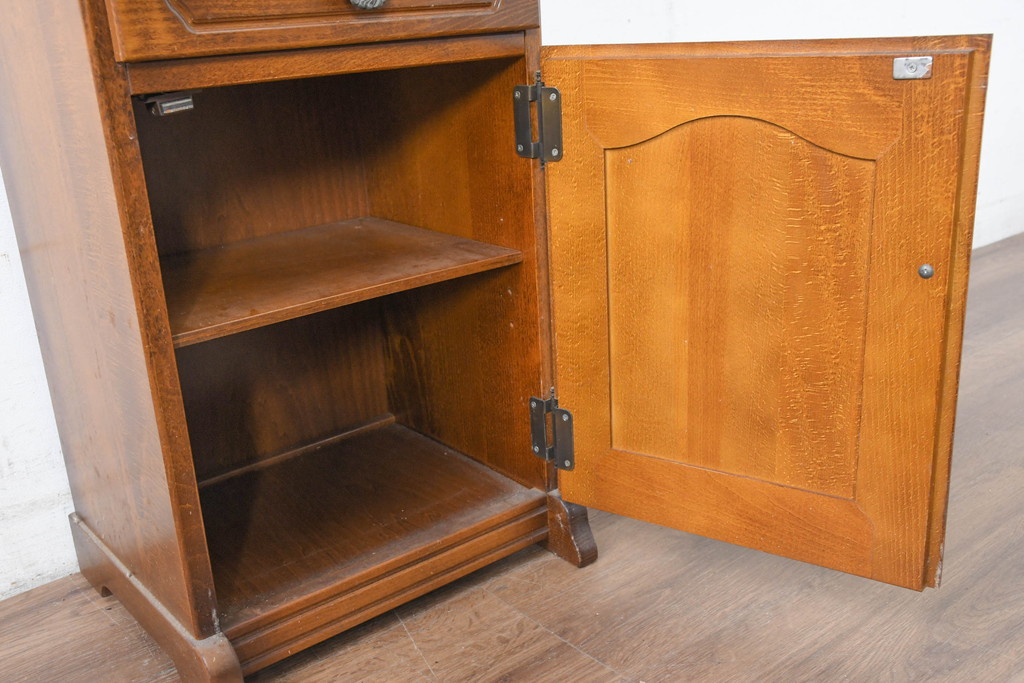 中古　美品　オールドカリモク　カリモク家具(karimoku)　COLONIAL(コロニアル)シリーズ　クラシカルな佇まいの電話台(花台、飾り台、サイドキャビネット)(R-084514)