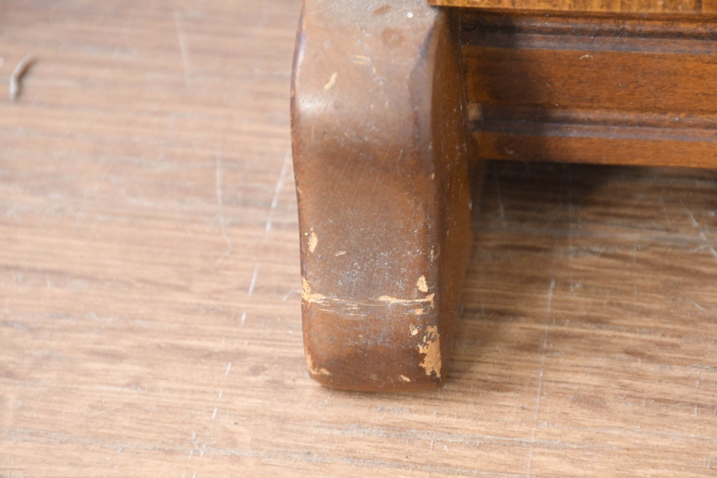 中古　美品　オールドカリモク　カリモク家具(karimoku)　COLONIAL(コロニアル)シリーズ　クラシカルな佇まいの電話台(花台、飾り台、サイドキャビネット)(R-084514)