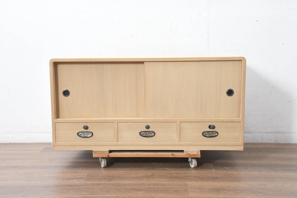 中古　上品な金具の意匠が目を引く加茂総桐箪笥・上段(並厚、桐たんす、ローボード、引き出し、テレビ台、テレビボード、和タンス)(R-084445)