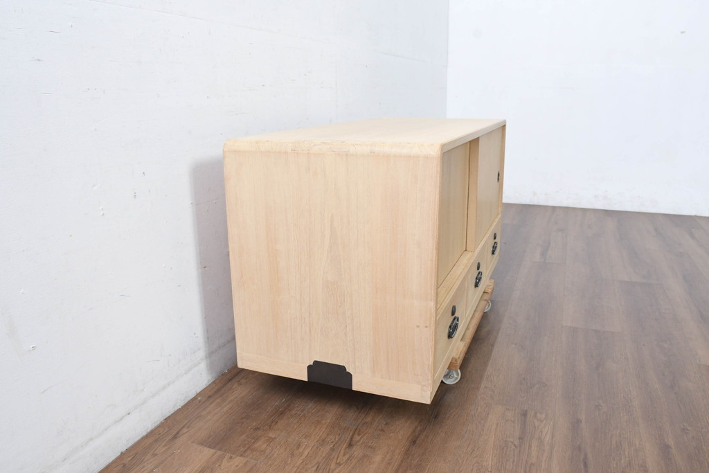 中古　上品な金具の意匠が目を引く加茂総桐箪笥・上段(並厚、桐たんす、ローボード、引き出し、テレビ台、テレビボード、和タンス)(R-084445)