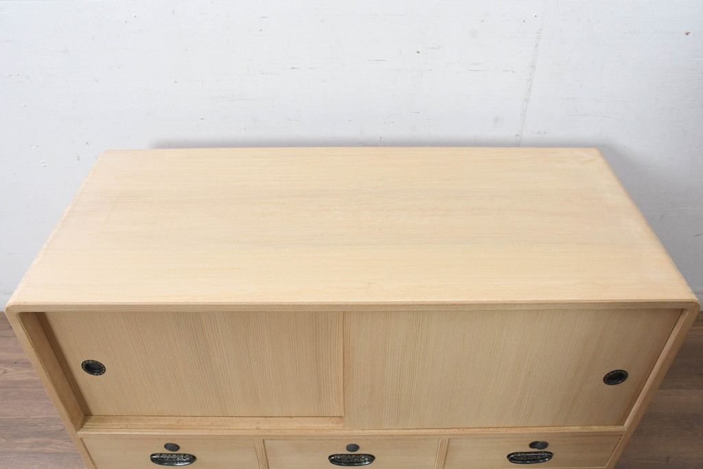 中古　上品な金具の意匠が目を引く加茂総桐箪笥・上段(並厚、桐たんす、ローボード、引き出し、テレビ台、テレビボード、和タンス)(R-084445)