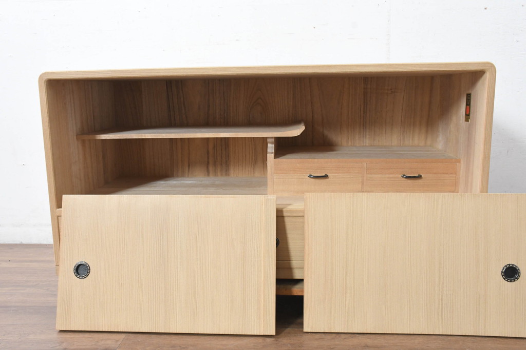 中古　上品な金具の意匠が目を引く加茂総桐箪笥・上段(並厚、桐たんす、ローボード、引き出し、テレビ台、テレビボード、和タンス)(R-084445)