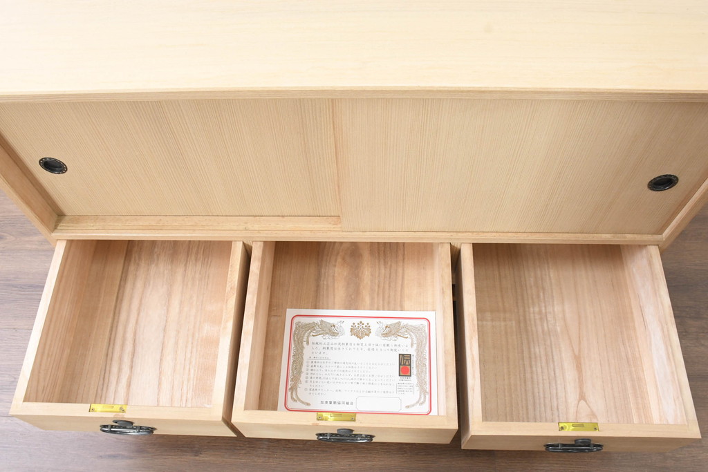 中古　上品な金具の意匠が目を引く加茂総桐箪笥・上段(並厚、桐たんす、ローボード、引き出し、テレビ台、テレビボード、和タンス)(R-084445)