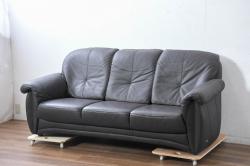 中古　美品　IDC大塚家具取り扱い　高級ブランド　himolla(ヒモラ)　高級感ある佇まいの本革3人掛けソファ(定価約75万円)(三人掛けソファ、レザー)(R-084302)
