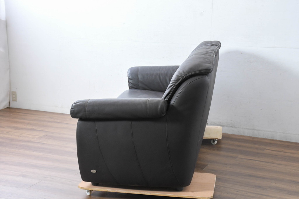 中古　美品　IDC大塚家具取り扱い　高級ブランド　himolla(ヒモラ)　高級感ある佇まいの本革3人掛けソファ(定価約75万円)(三人掛けソファ、レザー)(R-084302)