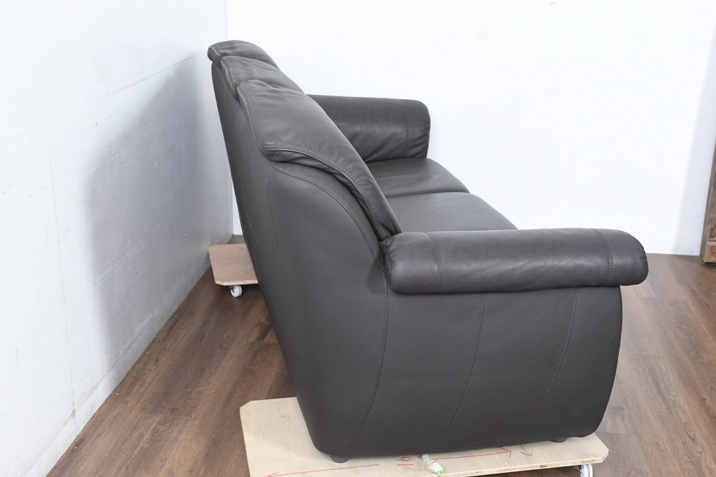中古　美品　IDC大塚家具取り扱い　高級ブランド　himolla(ヒモラ)　高級感ある佇まいの本革3人掛けソファ(定価約75万円)(三人掛けソファ、レザー)(R-084302)
