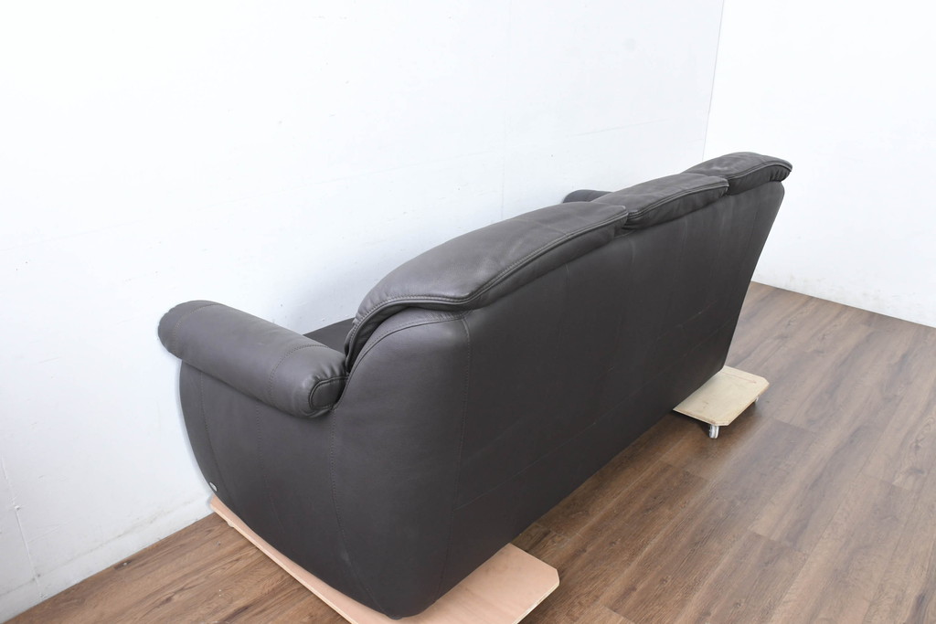 中古　美品　IDC大塚家具取り扱い　高級ブランド　himolla(ヒモラ)　高級感ある佇まいの本革3人掛けソファ(定価約75万円)(三人掛けソファ、レザー)(R-084302)