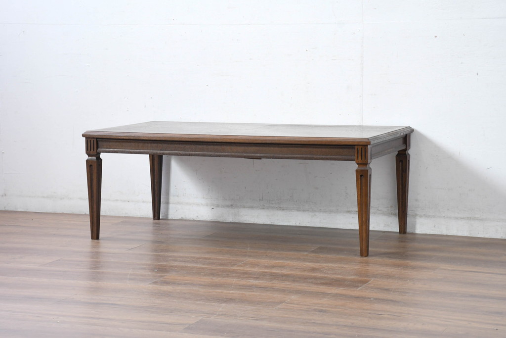 中古　美品　カリモク家具　domani(ドマーニ)　QUEENS LIFE(クイーンズライフ)　脚に施された彫りの装飾がさりげないアクセントのクラシックなセンターテーブル(ローテーブル、コンソールテーブル)(定価約21万円)(R-084521)