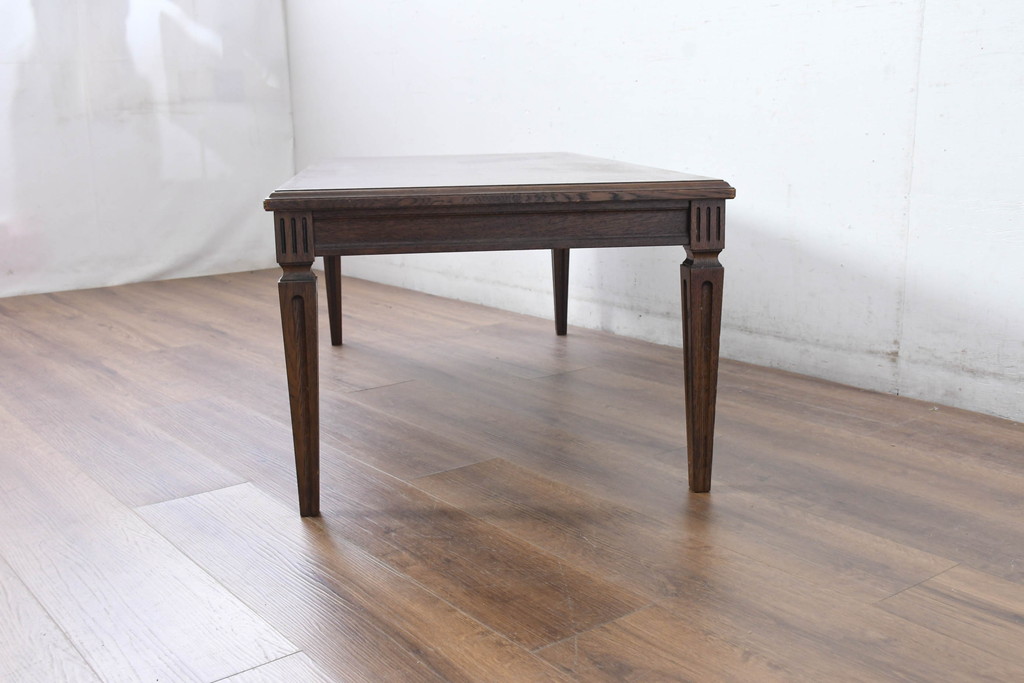 中古　美品　カリモク家具　domani(ドマーニ)　QUEENS LIFE(クイーンズライフ)　脚に施された彫りの装飾がさりげないアクセントのクラシックなセンターテーブル(ローテーブル、コンソールテーブル)(定価約21万円)(R-084521)