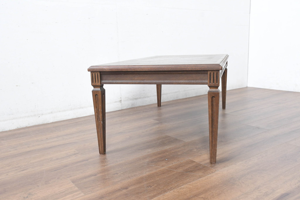 中古　美品　カリモク家具　domani(ドマーニ)　QUEENS LIFE(クイーンズライフ)　脚に施された彫りの装飾がさりげないアクセントのクラシックなセンターテーブル(ローテーブル、コンソールテーブル)(定価約21万円)(R-084521)