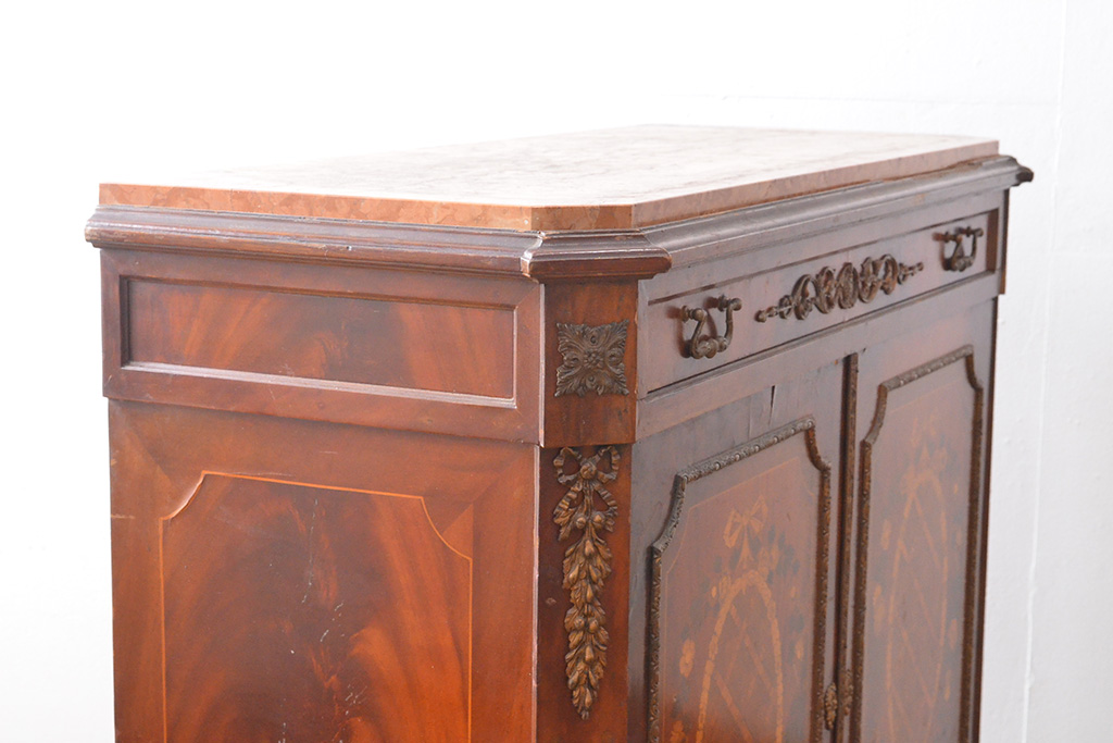 イタリアアンティーク　大理石天板と象嵌細工の美しさ、そこにしんちゅう(真鍮)金具が華をそえる豪華なつくりのサイドボード(収納棚、戸棚、キャビネット)(R-053558)