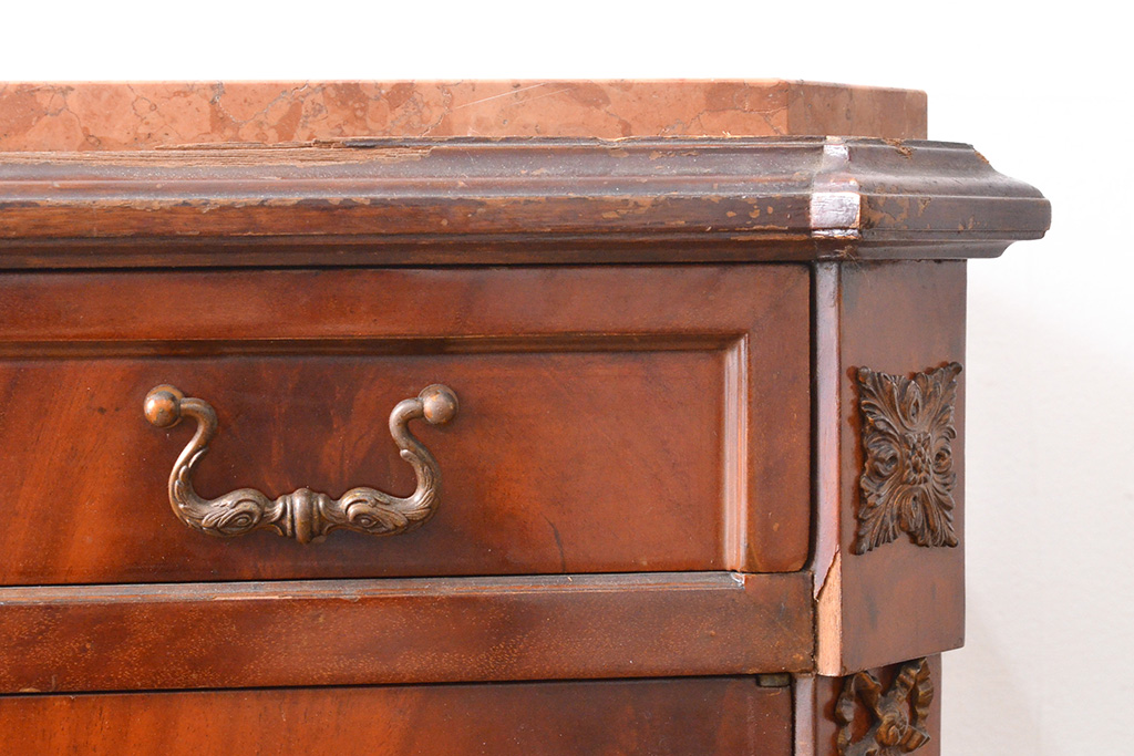 イタリアアンティーク 大理石天板と象嵌細工の美しさ、そこにしんちゅう(真鍮)金具が華をそえる豪華なつくりのサイドボード(収納棚、戸棚