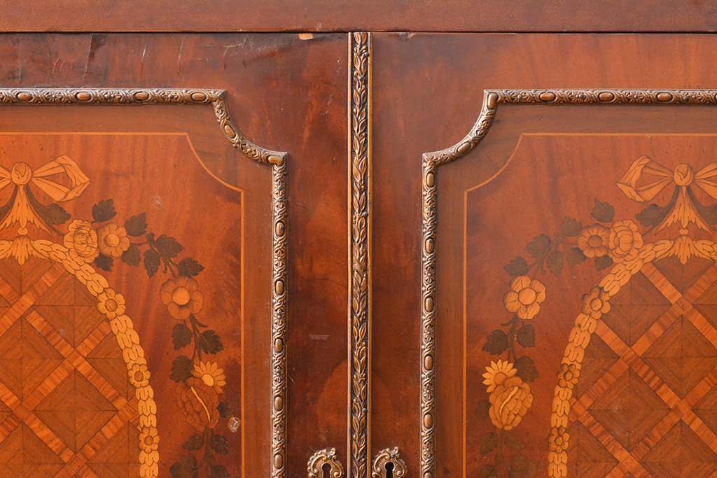 イタリアアンティーク　大理石天板と象嵌細工の美しさ、そこにしんちゅう(真鍮)金具が華をそえる豪華なつくりのサイドボード(収納棚、戸棚、キャビネット)(R-053558)
