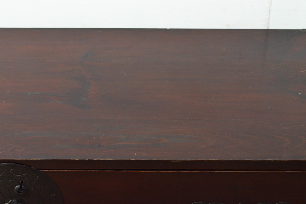和製アンティーク　前面栗材　漆の綺麗な二段重ね米沢箪笥・下段(時代箪笥、和タンス、収納たんす、衣装箪笥、チェスト、引き出し)(R-058625)