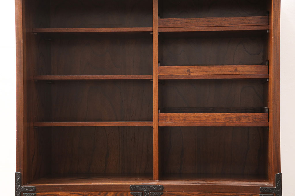 中古　岩谷堂箪笥　迫力ある木目と金具が上質な和の空間にぴったりな収納棚(戸棚、水屋箪笥、茶たんす、茶棚)(R-053695)