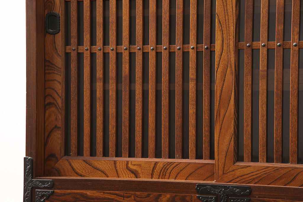 中古　岩谷堂箪笥　迫力ある木目と金具が上質な和の空間にぴったりな収納棚(戸棚、水屋箪笥、茶たんす、茶棚)(R-053695)